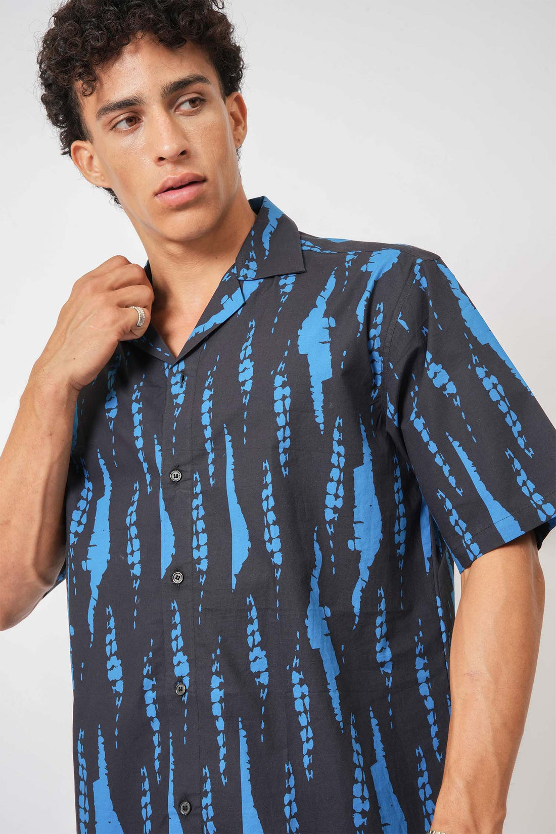 Abstract print Cuban collar shirt for men – eye-catching modern style from Hallstatt clothing